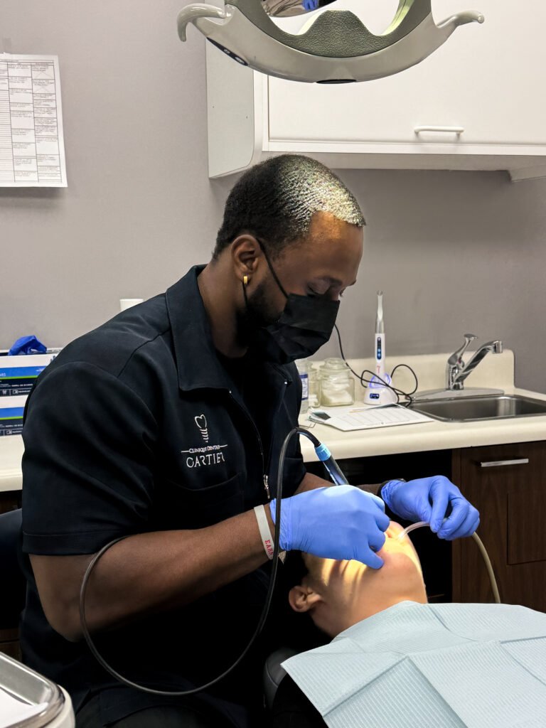 Dentiste de la clinique en traitement